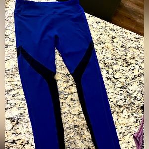 **⬇️ 📬** 🚨3/$15 Fabletics Royal Blue & Black Full Length Leggings w mesh